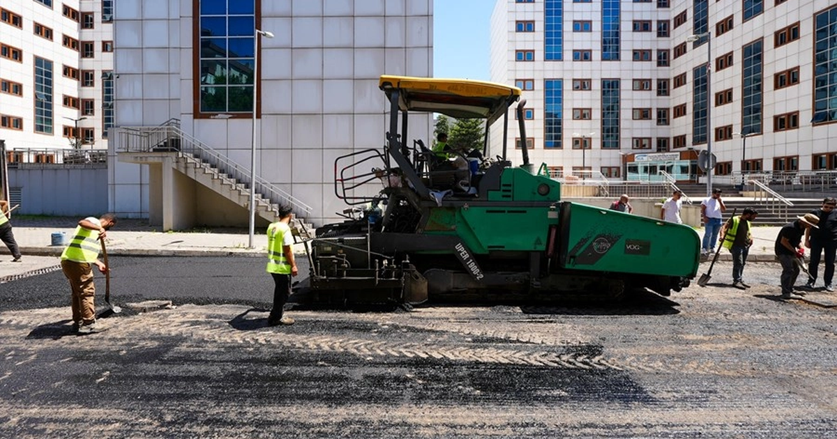 Istanbul maltepede asfalt serim calismalari suruyor cglmwb78